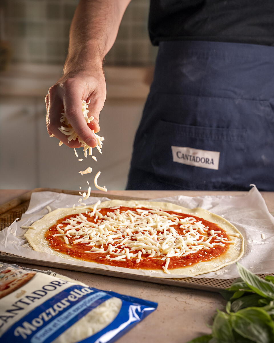 préparation de pizza base suace tomate maison